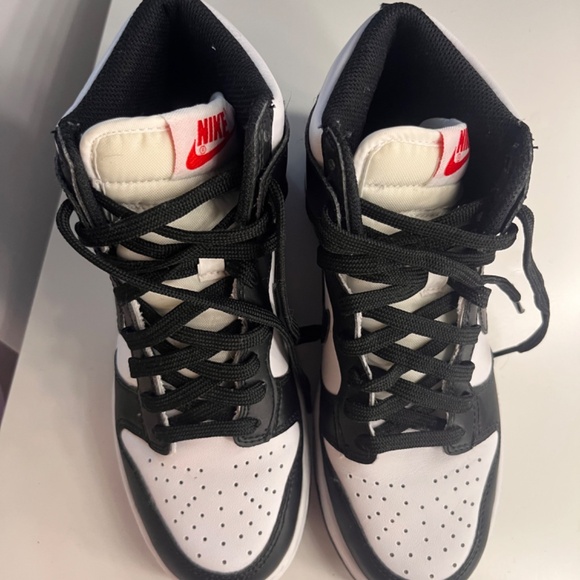 Nike Dunk High Panda Boy Size 5Y - Picture 2 of 5